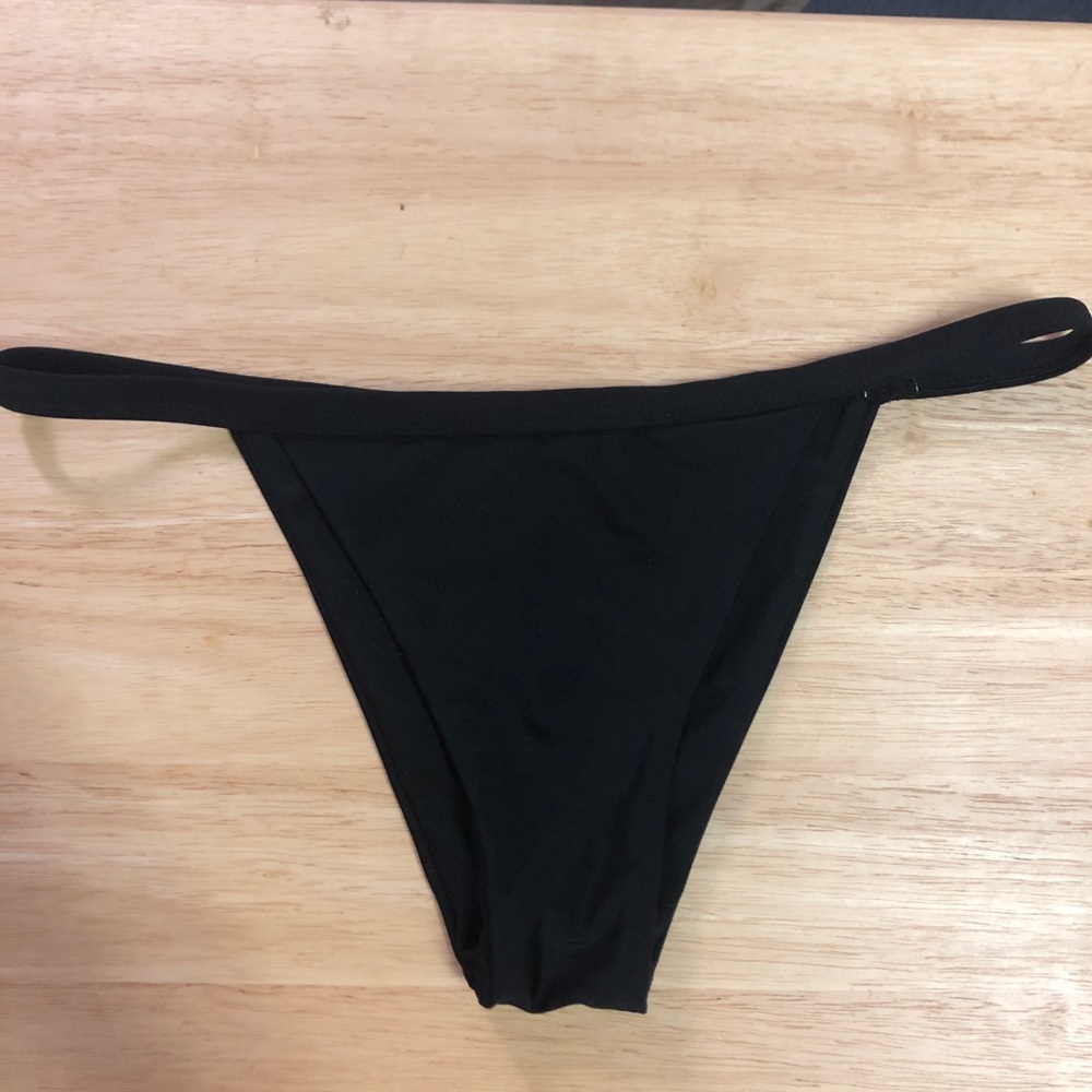 Every girl needs a plain black bikini bottom! 🖤